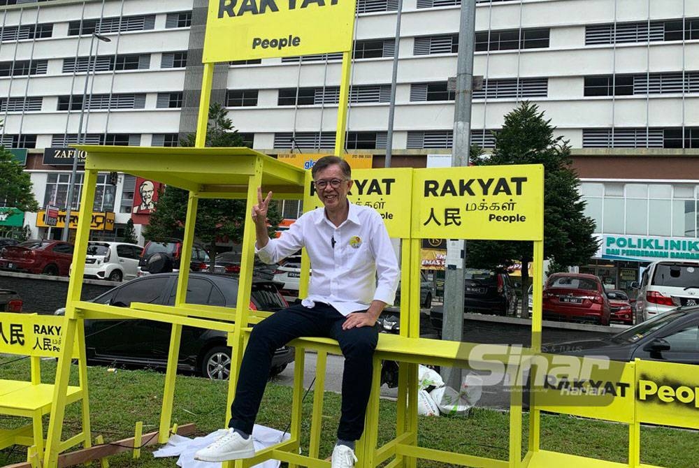 Tian Chua bergambar bersama arca, Kerusi Rakyat’ di hadapan Sky Awani Residences, Jalan Sentul Pasar, di sini, pada Isnin.