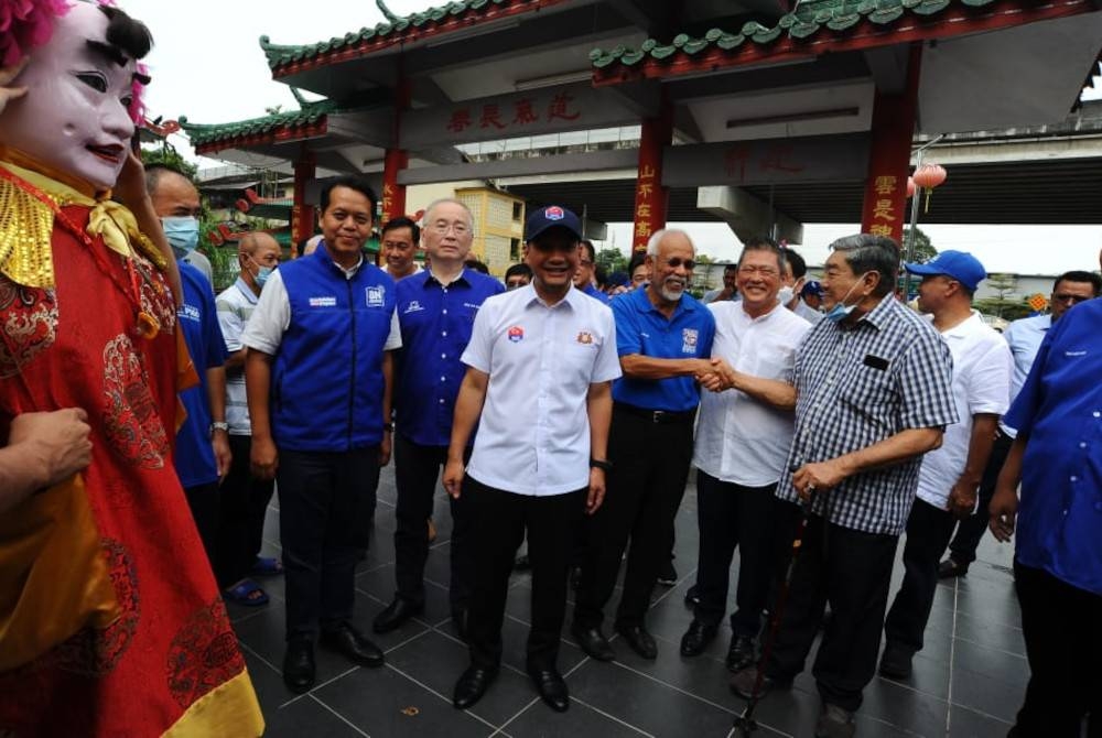 Ka Siong (enam dari kiri), Onn Hafiz (depan) dan Ketua UMNO Bahagian Johor Bahru, Tan Sri Shahrir Samad (tengah) melawat Johor Bahru Ancient Temple di Johor Bahru pada Isnin.