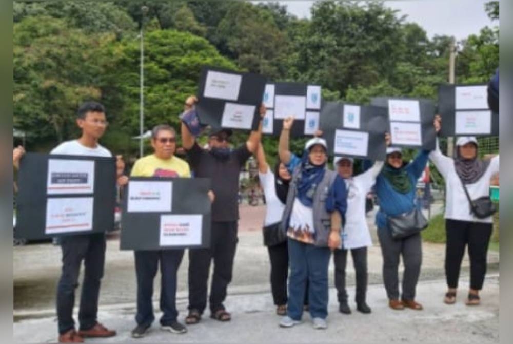 Bibi Sunita (empat dari kanan) bersama wakil penduduk setempat yang membantah pembangunan projek perumahan di kawasan Bukit Dinding.