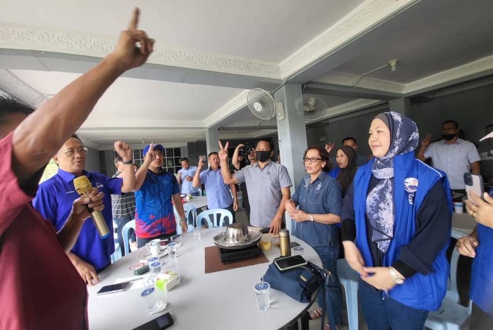 Abdul Rahman (dua dari kiri) ketika hadir dalam pertemuan dengan JPKK DUN Kadamaian di Kampung Malangkap, Kota Belud pada Isnin.