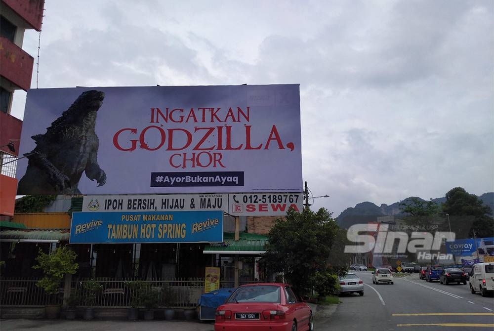 Poster &#039;Godzilla&#039; yang dipasang di Pekan Tambun, di sini mencuri tumpuan.