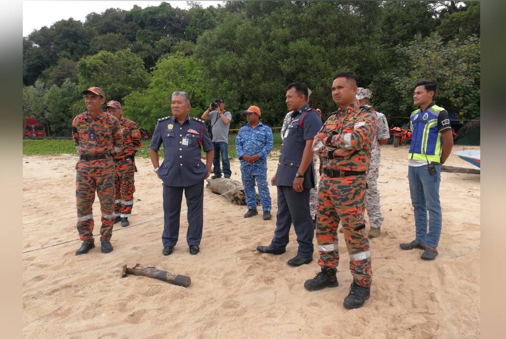 Md Hilman (dua dari kiri) ketika melakukan pemantauan di lokasi kejadian.