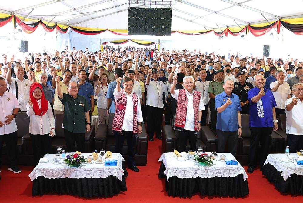 Ismail Sabri bergambar dengan para hadirin pada majlis perasmian Lebuhraya Pan Borneo Sarawak Seksyen Selangau WPC08 hari ini. - Foto Bernama