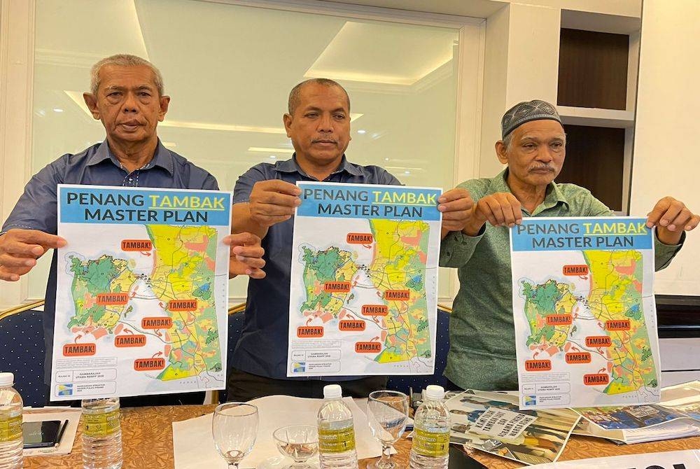 Ibrahim (tengah), Arshad (kiri) dan Zakaria (kanan) menunjukkan peta cadangan pelaksanaan PSI di seluruh Pulau Pinang.