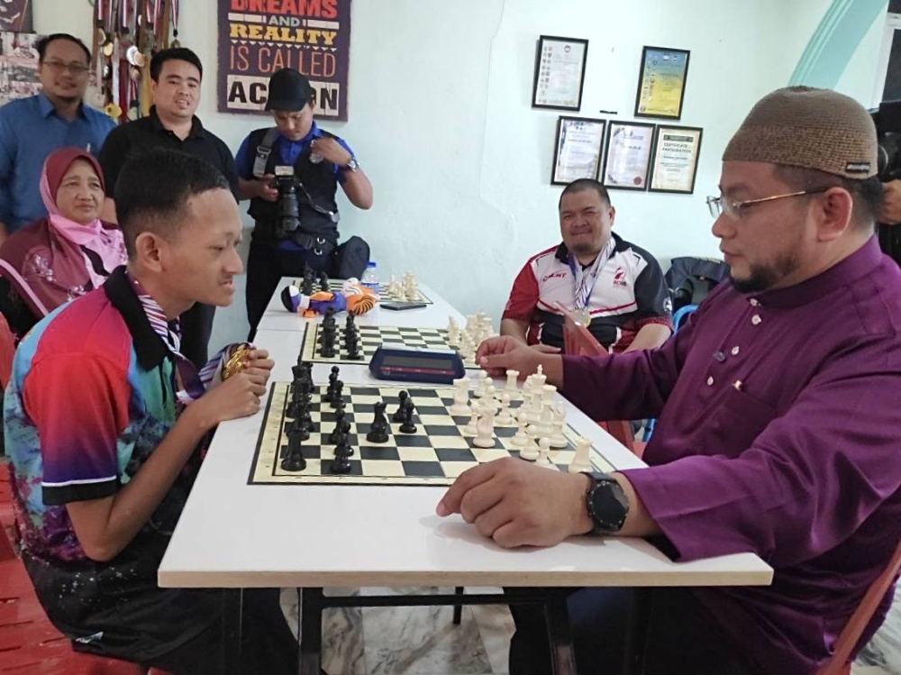 Ahmad Marzuk (kanan) berlawan catur dengan Faris Iqbal (kiri) di Akademi Catur Ariez Azman di Chempaka, Kota Bharu pada Isnin. 