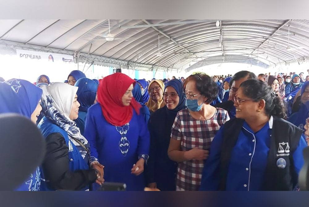 Shahrizat (tiga kiri) beramah mesra dengan Jalinan Rakyat (JR) Wanita BN di Tambun Tulang, Arau pada Isnin.