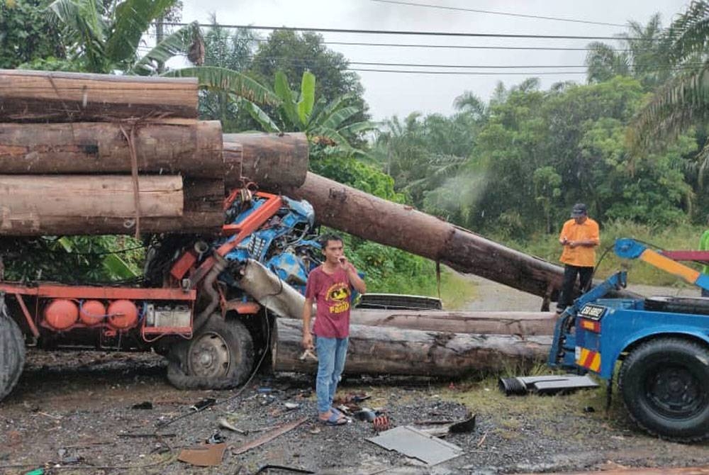 Kemalangan membabitkan dua treler menyebabkan dua pemandu maut di Jalan Beluran-Telupid.