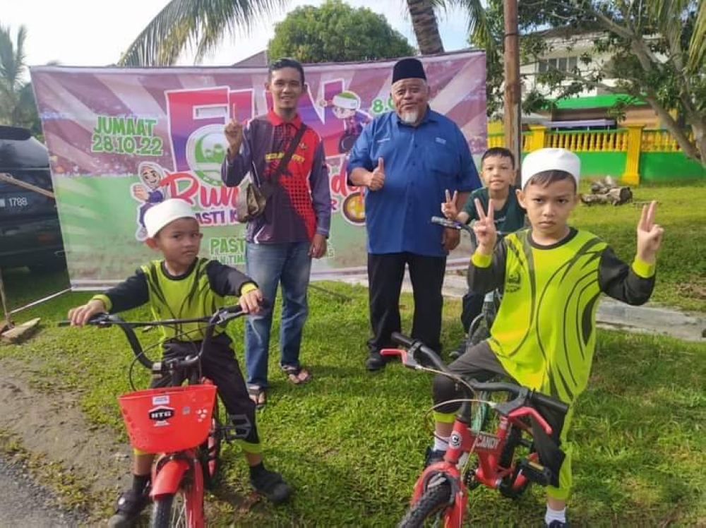 Abdullah (belakang, tengah) mengesahkan menolak pelawaan berdebat dengan Syed Saddiq ekoran jadualnya yang padat. 