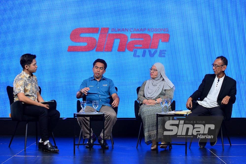 Program Sinar Live bertajuk ‘Jangan Harap Pengundi Muda; menampilkan (dari kiri) moderator, Fahiz Ariff, Fakrunizam, Aishaton dan Ahmad Jufliz yang berlangsung di Kompleks Kumpulan Karangkraf pada Isnin.