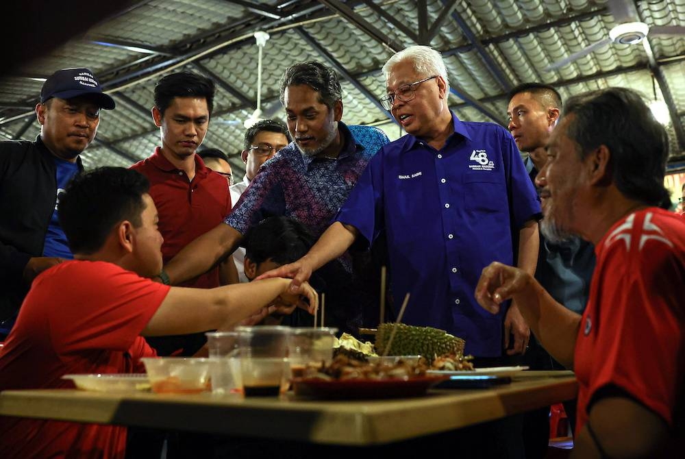 Ismail Sabri dan calon Khairy Jamaluddin ketika hadir pada Program Ramah Mesra bersama Perdana Menteri dan Calon BN bagi Parlimen P.107 Sungai Buloh di Uptown Damansara hari ini. - Foto Bernama