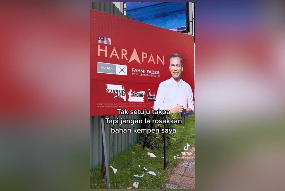 Kejadian papan iklan dirosakkan turut dikongsi Fahmi Fadzil menerusi akaun TikToknya.