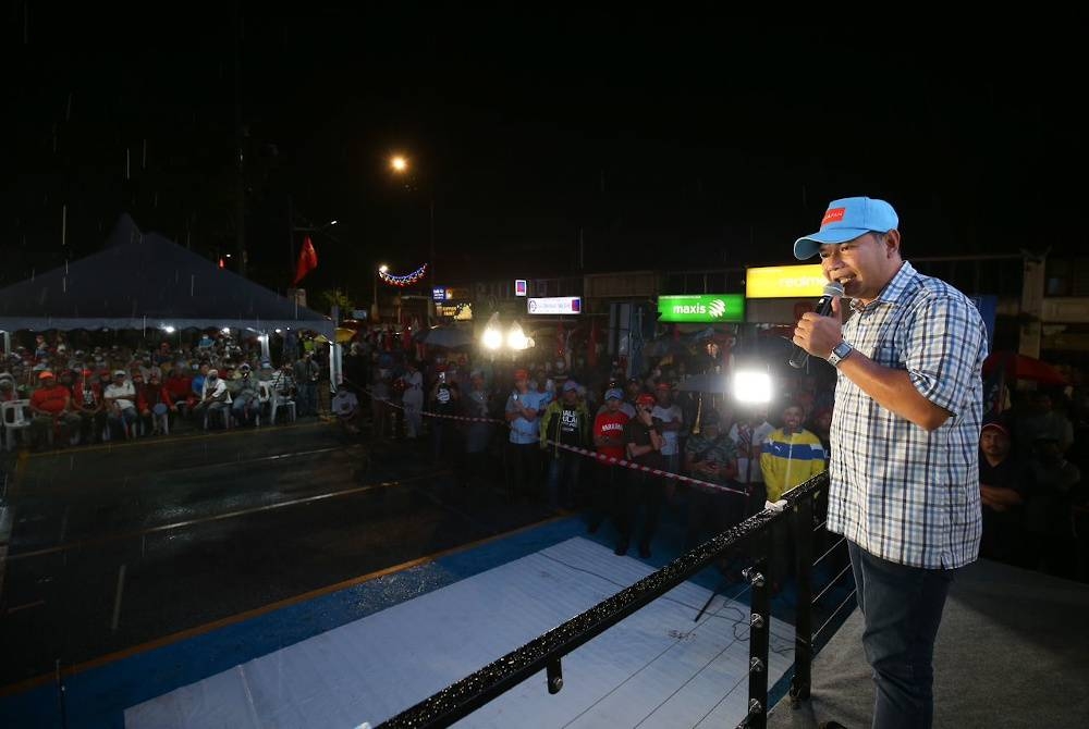 Rafizi menyampaikan ceramah di hadapan 300 penyokong di Pekan Balik Pulau pada malam Isnin.