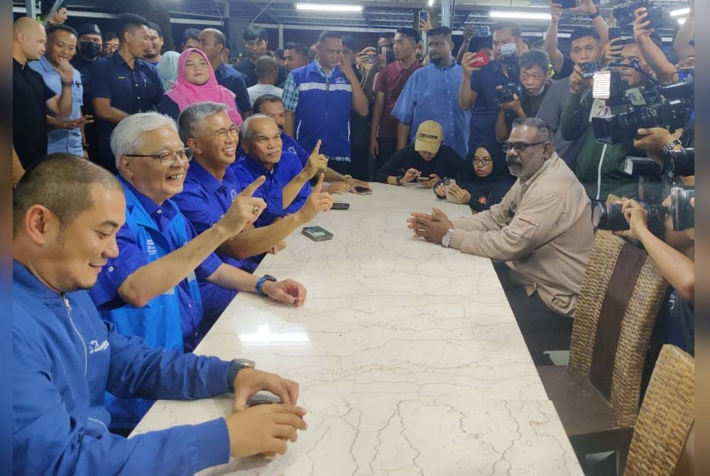 Ismail Sabri (dua dari kiri) bersama Tengku Zafrul (tiga dari kiri) pada program Sembang Santai Anak Muda Kuala Selangor di Bandar Puncak Alam di Kuala Selangor pada Isnin.