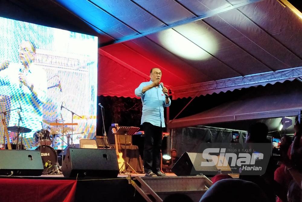 Anwar ketika menyampaikan ucapan ketika Program Tambun Berselawat Bersama Anwar Ibrahim di Stadium Mini Manjoi di sini pada malam Isnin.