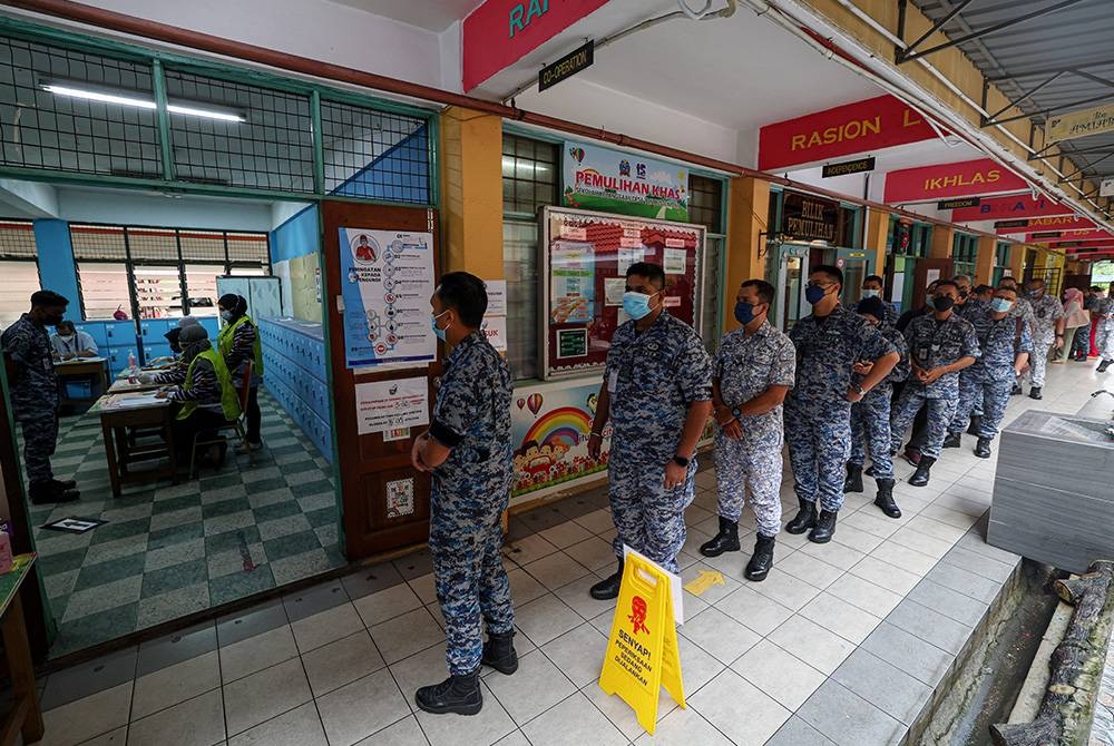 Sebahagian pegawai dan anggota tentera dilihat beratur menunggu giliran sejak jam 7.30 pagi untuk proses mengundi awal sempena Pilihan Raya Umum ke-15 (PRU15) di Sekolah Kebangsaan Desa Tun Hussein Onn bagi Parlimen P118 Setiawangsa, pada Selasa. - Foto Bernama