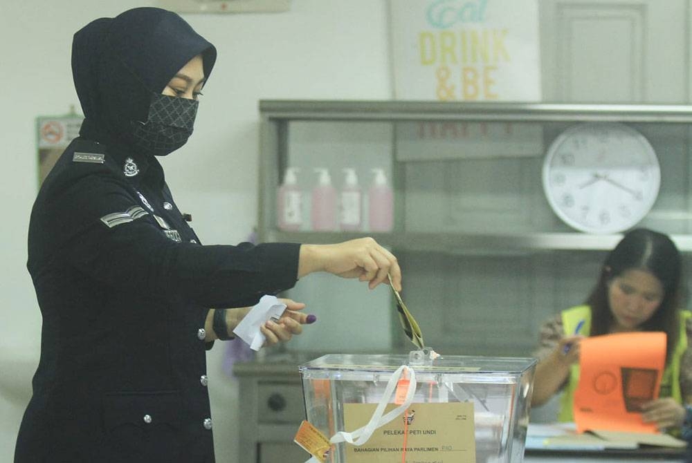 Suasana di pusat pengundian awal Ibu Pejabat Polis Daerah (IPD) Klang Selatan pada Selasa berlangsung dalam keadaan tenang dan terkawal.