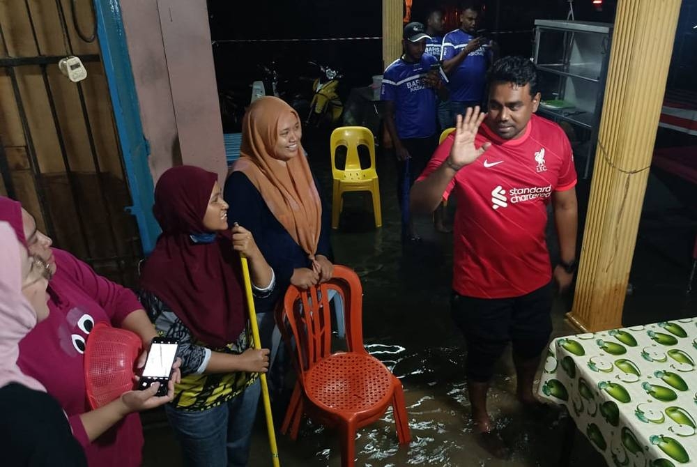 Antara mangsa yang terjejas di Daerah Kulim akibat banjir kilat.