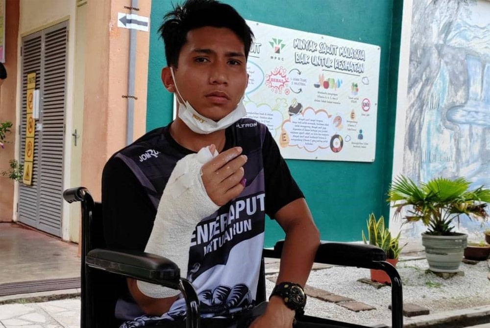 Muhammad Fiqri yang mengalami patah kaki dan tangan kanan selepas terlibat kemalangan jalan raya turut menunaikan tanggungjawab membuang undi di SMK Pangkalan TLDM, Lumut.