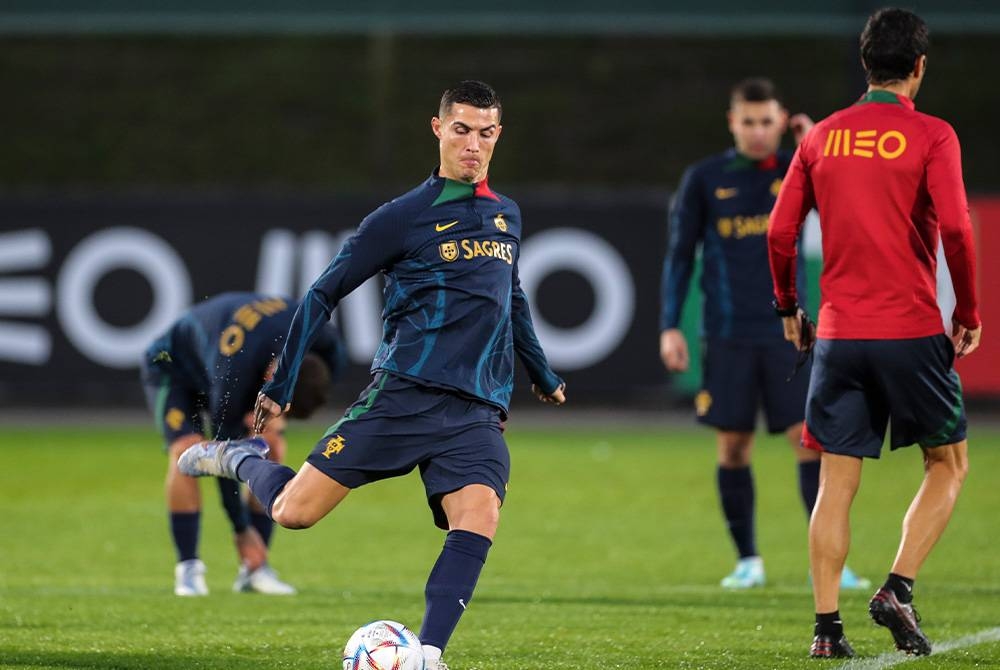 Cristiano Ronaldo menjalani latihan skuad Portugal bagi menghadapi saingan Piala Dunia Qatar 2022. -Foto EPA