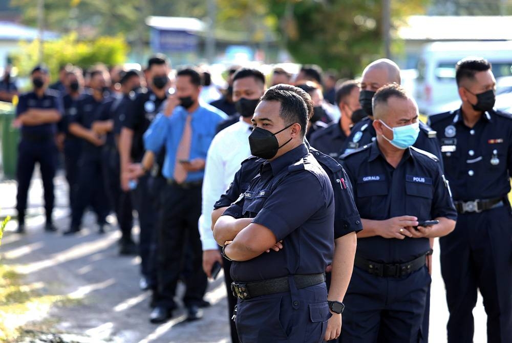 Anggota dan pegawai polis menunggu giliran untuk proses pengundian awal sempena Pilihan Raya Umum ke-15 di Ibu Pejabat Polis Miri, pada Selasa. - Foto Bernama