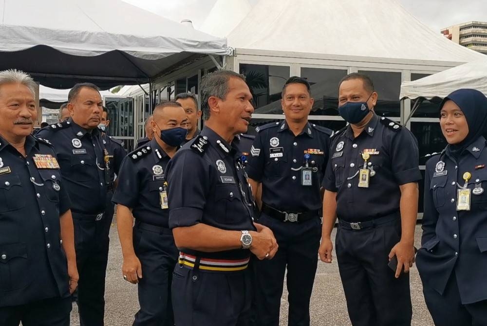 Rohaimi (tengah) bersama anggota polis yang mengundi di pusat pengundian awal Ibu Pejabat Polis Kontinjen Terengganu, Kuala Terengganu pada Selasa.