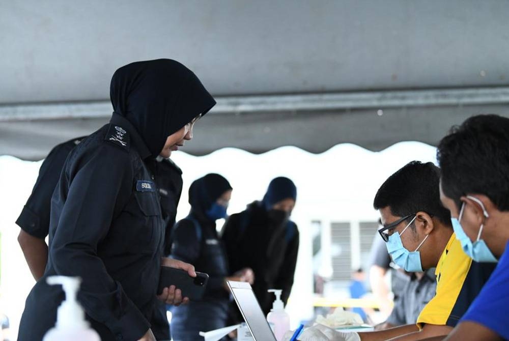 Surina menunaikan tanggungjawab mengundi awal di Ibu Pejabat Polis (IPK) Perlis pada Selasa.