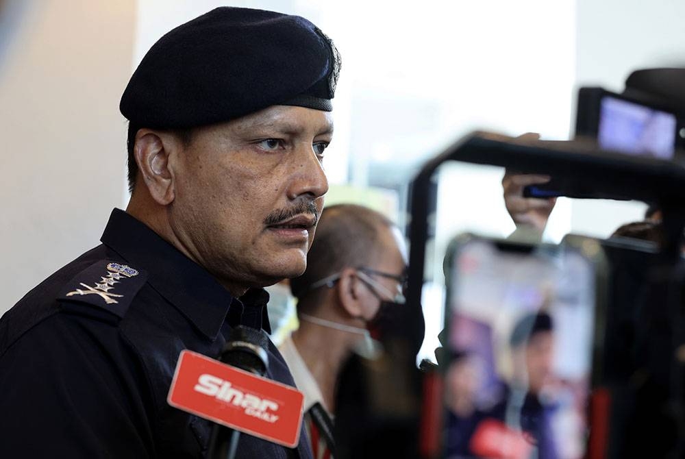 Ketua Polis Kuala Lumpur, Datuk Azmi Abu Kassim ketika sidang media sempena Pilihan Raya Umum ke-15 (PRU15) di Ibu Pejabat Polis Kontinjen Kuala Lumpur hari ini. - Foto Bernama