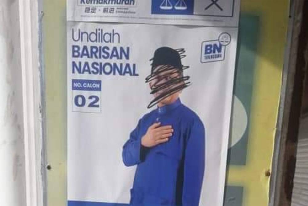 Antara poster Mohd Zubir di sekitar bilik gerakan MCA, di Kampung Cina l, di sini yang diconteng individu tidak bertanggungjawab.