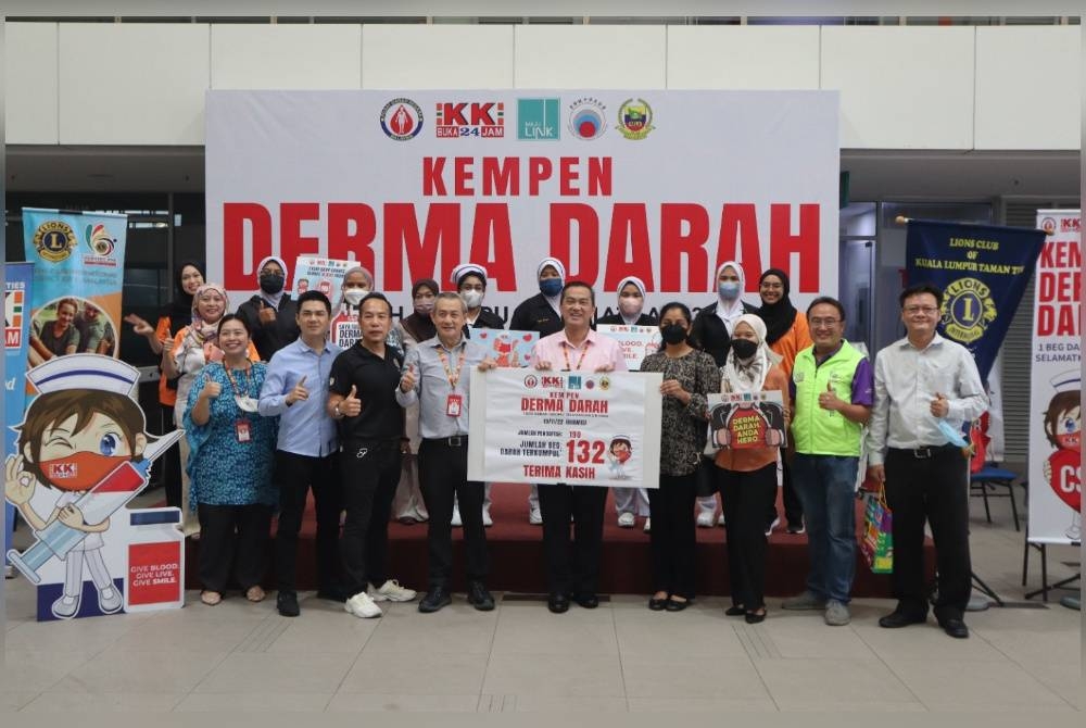 Pengasas KK Super Mart, Datuk Seri Dr KK Chai (lima dari kanan) bergambar bersama kakitangan PDN dan kakitangan Kumpulan Syarikat KK semasa menyampaikan jumlah beg darah yang berjaya dikumpul pada Kempen Derma Darah di Bangunan Maju Link di sini pada Khamis lalu.