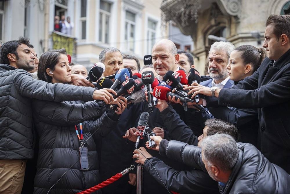 Suleyman Soylu dikerumuni pemberita selepas melawat lokasi serangan di Istiklal Street di Istanbul. - Foto Agensi