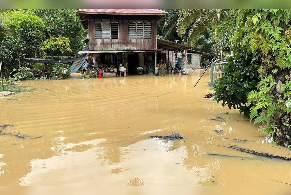 Keadaan rumah penduduk di Parit 6, Kampung Layang-Layang Kiri yang dinaiki air pada Selasa.