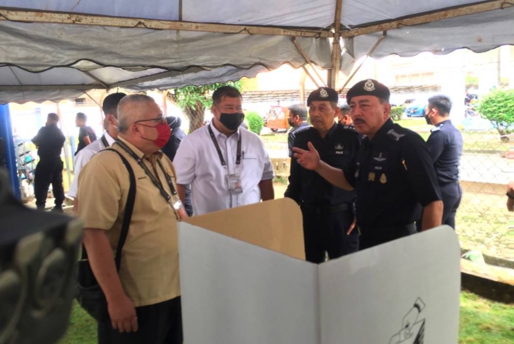 Muhamad Zaki (kanan) dan Fakhrul Razi (dua dari kiri) ketika melawat ke pusat pusat pengundian awal di Taska IPK Kelantan pada Selasa.