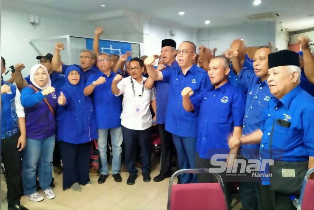 Annuar (lima dari kanan) bersama calon dan jentera BN Parlimen Tambun.