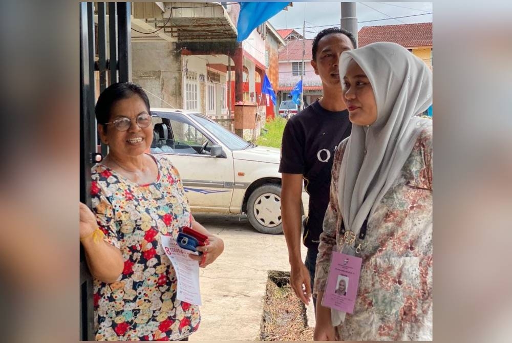 Fathin Amelina Fazlie (kanan) mahu mendekati seramai mungkin penduduk dalam kawasan Parlimen Arau untuk mendengar masalah mereka.