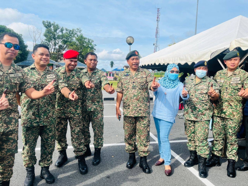 Habis///
Abu Hasan Assha’ari (tiga dari kanan) bergambar bersama anggota di Pusat Pengundian Awal di Kem Desa Pahlawan, Kota Bharu.