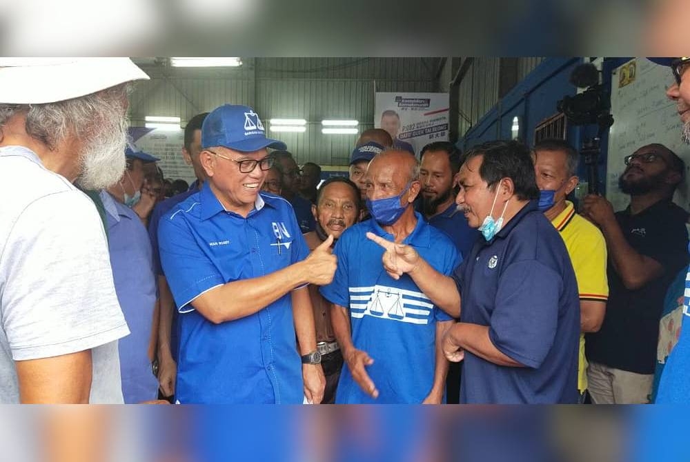 Wan Rosdy bersama penyokong BN pada Majlis Ramah Mesra Bersama Calon BN Parlimen Indera Mahkota dan DUN Semambu di Cenderawasih pada Selasa.