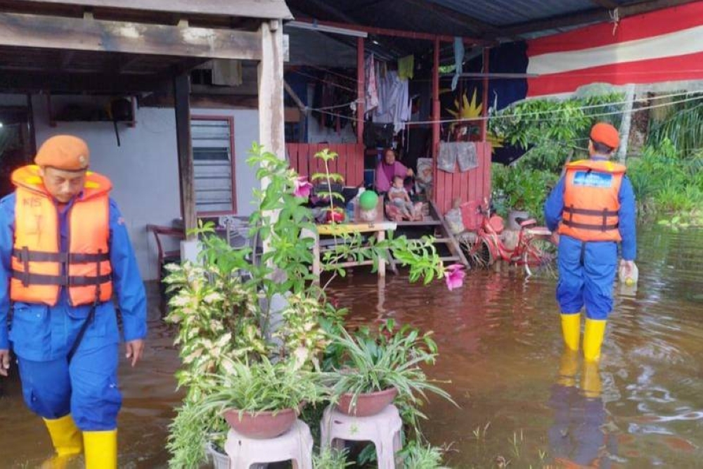 APM memantau keadaan banjir di Daerah Bandar Baharu, Kedah pada Selasa.