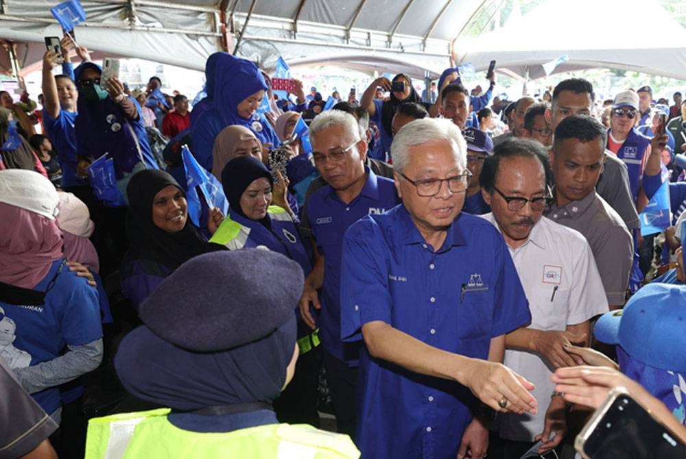 Ismail Sabri bersalaman dengan penduduk sewaktu tiba pada Majlis Ramah Mesra Perdana Menteri Bersama Rakyat Libaran di Projek Perumahan Rakyat Gum-Gum hari ini. - Foto Bernama