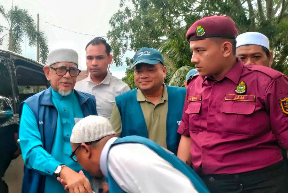 Zulkifli bersalaman dengan Abdul Hadi ketika menyambut kedatangan Presiden Pas itu selepas Program Santai Bersama Tan Sri Abdul Hadi Awang di Taman Desa Cheng Perdana, Melaka pada Selasa.