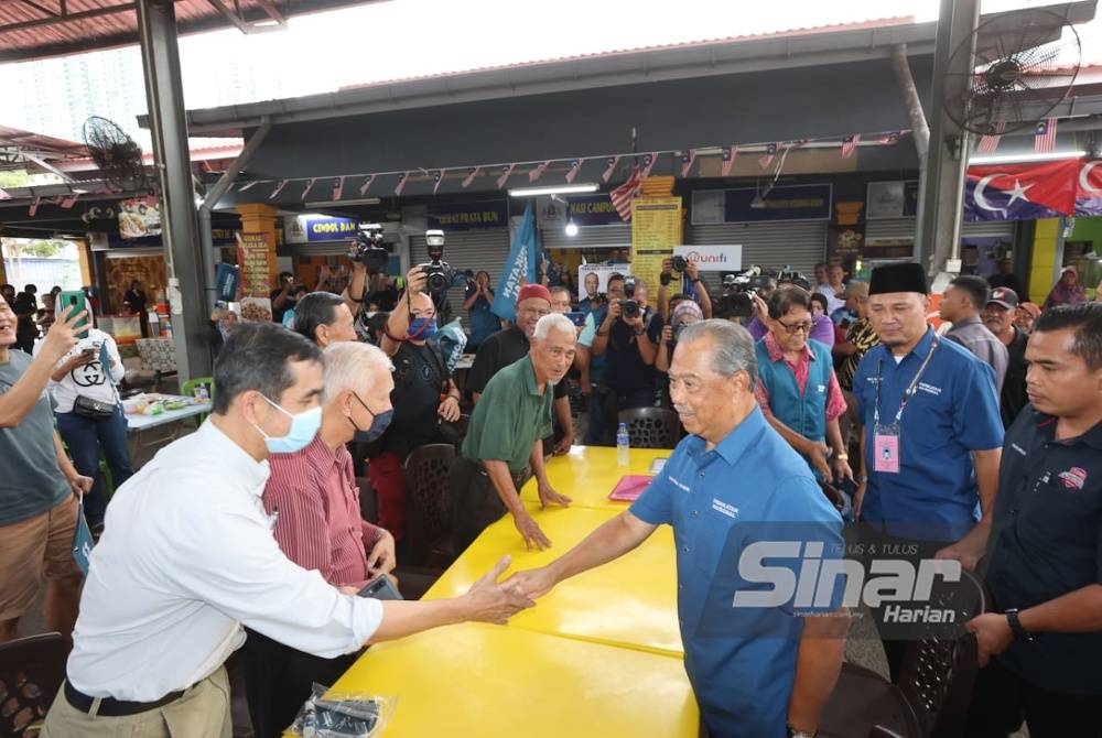 Muhyiddin bertemu orang ramai semasa program Sembang Petang Bersama Abah di Taman Sri Stulang, Johor Bahru, pada Selasa.