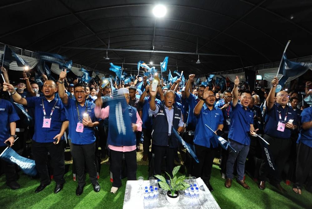 Muhyiddin (tengah) bersama-sama kepimpinan PN Bahagian Pasir Gudang dalam Ceramah Jelajah PN Best di Sierra Perdana, Pasir Gudang, pada malam Selasa.