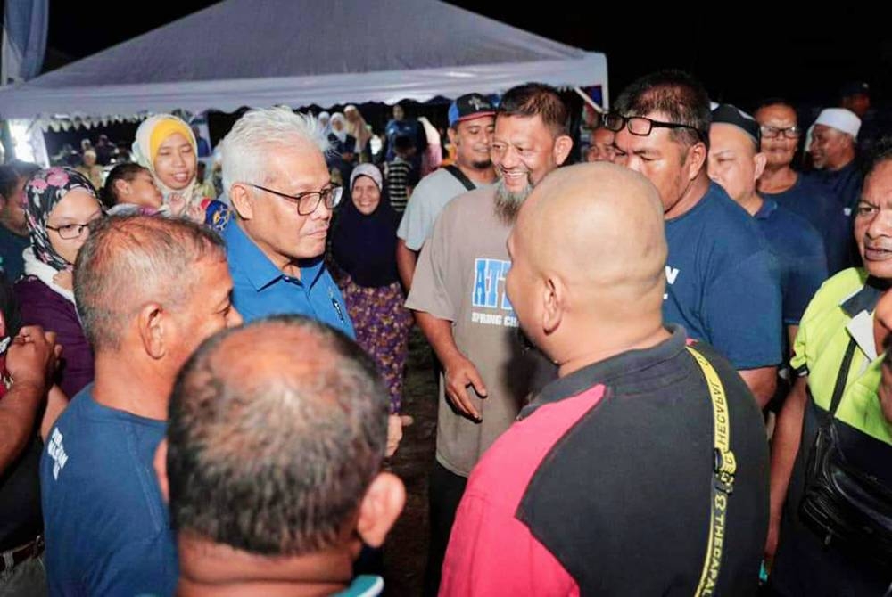 Hamzah bersama pengundi-pengundi dalam kawasan DUN Selama. Foto: FB Hamzah Zainuddin