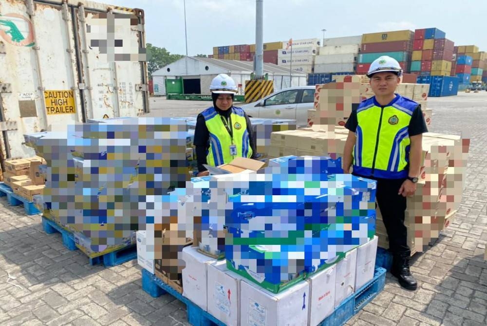 Maqis Selangor merampas produk tenusu dan tuna dalam tin bernilai RM45,000 di Pelabuhan Barat, Klang pada Isnin.