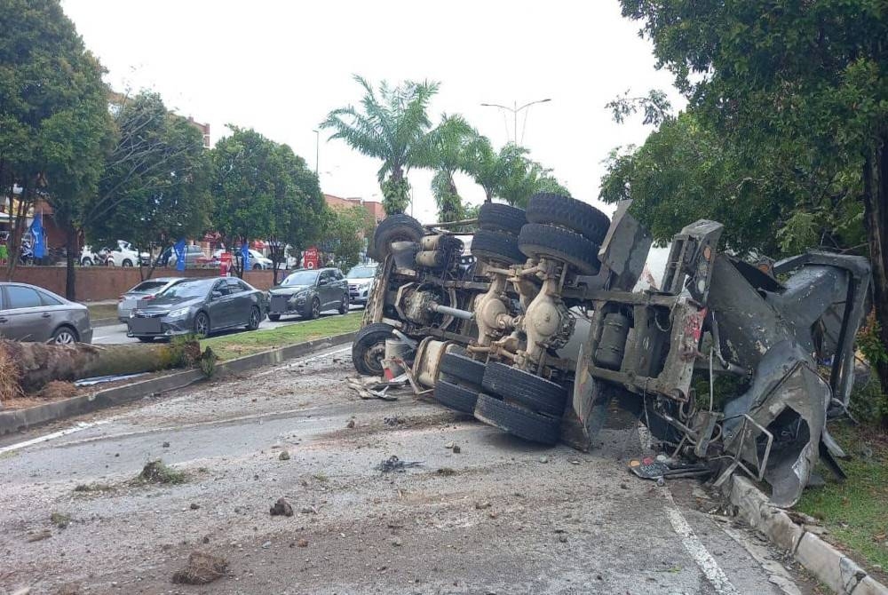 Keadaan lori simen yang terbalik di Taman Alam Budiman, Shah Alam kelmarin.