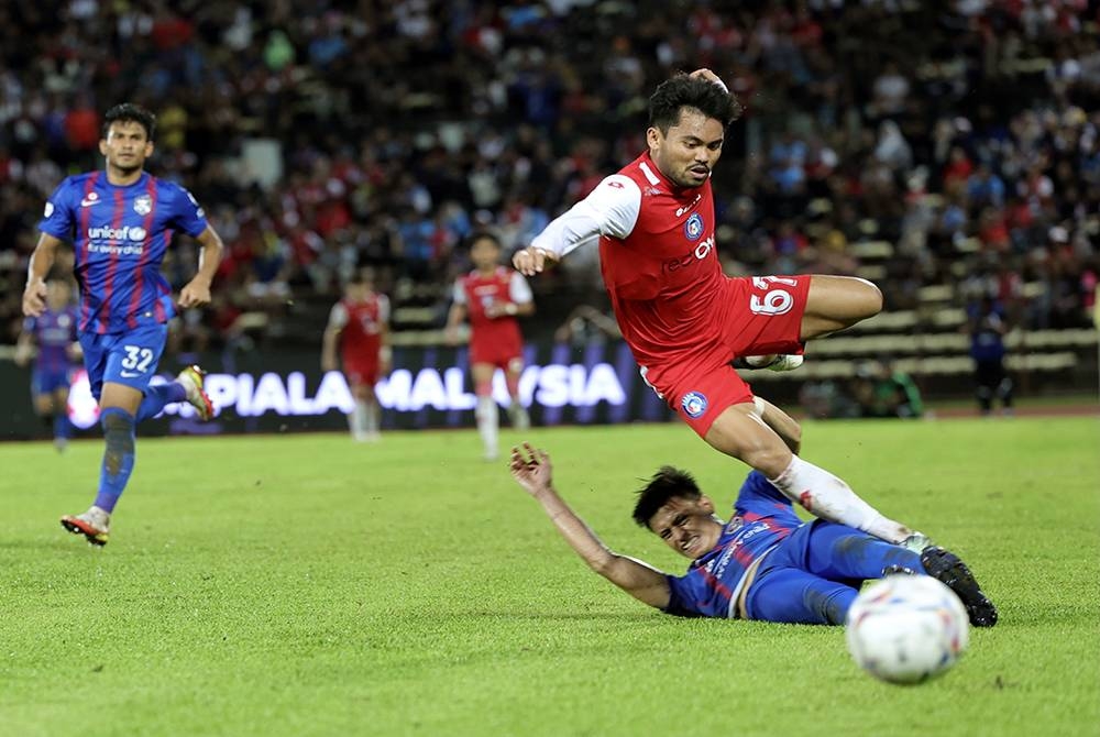 Pemain Sabah FC, Sadil Ramdani dikasari pemain JDT, Mohd Feroz Baharudin menyebabkan pemain JDT itu dilayangkan kad merah dalam saingan Piala Malaysia, JDT menentang Sabah FC di Stadium Likas malam Selasa. - Foto Bernama