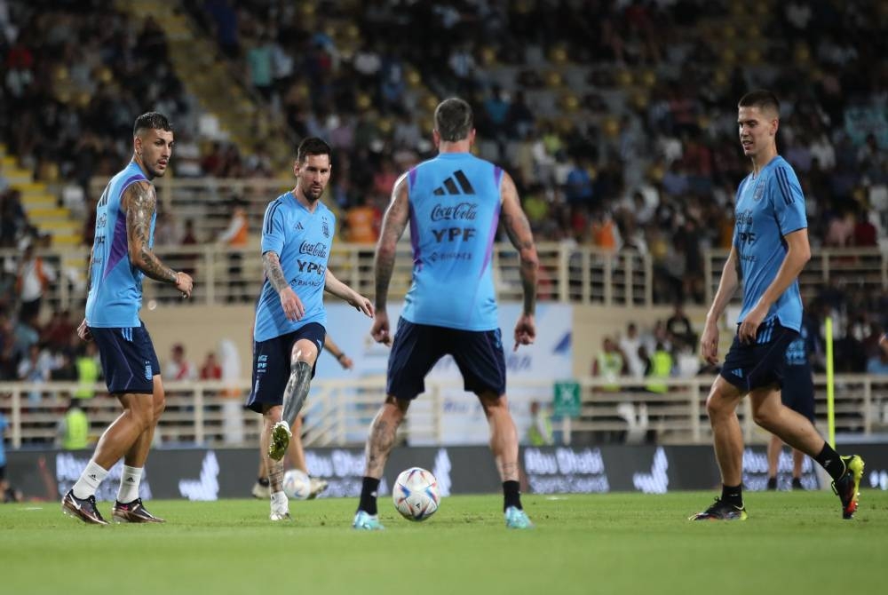 Messi (dua dari kiri) bersama rakan sepasukan menjalani latihan di Abu Dhabi menjelang saingan Piala Dunia minggu depan. - Foto EPA.