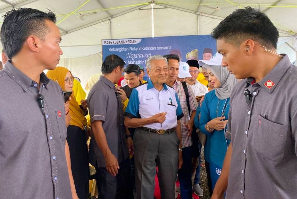 Dr Mahathir hadir pada program kebangkitan rakyat Kelantan bersama negarawan di Salor, Kota Bharu pada Rabu.