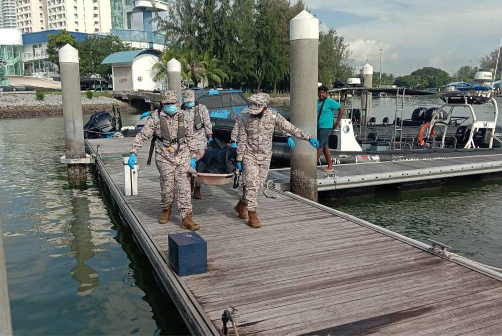 Mayat Muraley dibawa ke Hospital Pulau Pinang untuk proses bedah siasat.