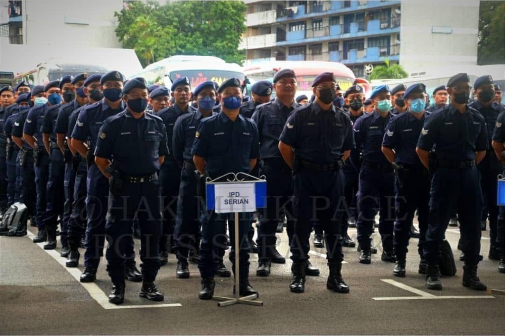 Antara anggota polis yang digerakkan ke 31 kawasan Parlimen Sarawak. Foto Ihsan Polis Sarawak.