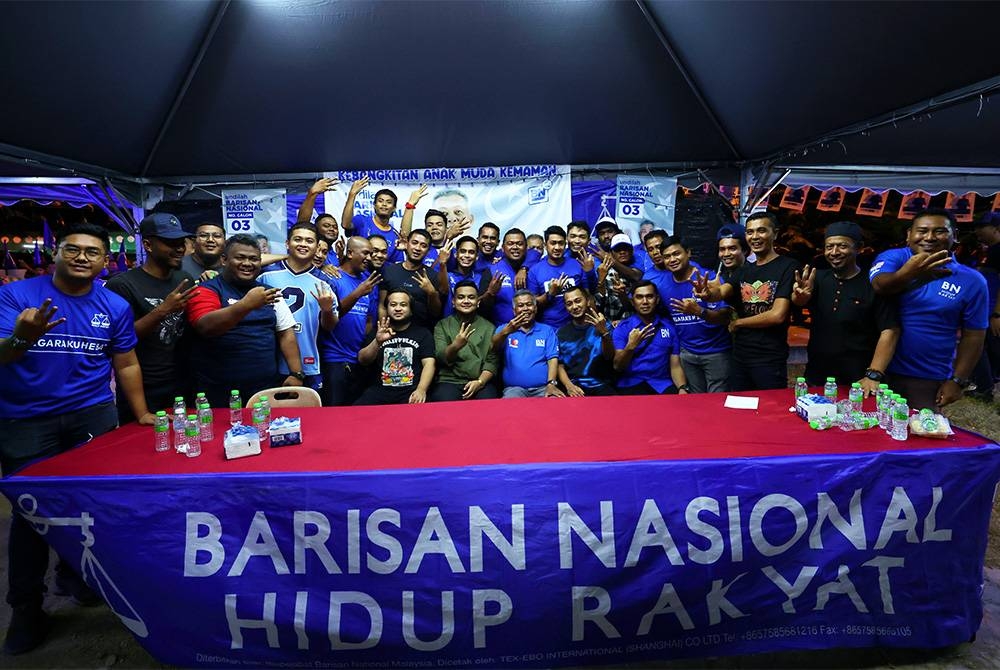 Calon BN ParlimenKemaman, Datuk Seri Ahmad Said (duduk, tengah) bergambar kenangan pada Program Erat Silaturahim bersama Anak Muda BN Kemaman di Bilik Gerakan Anak Muda Kemaman. - Foto Bernama